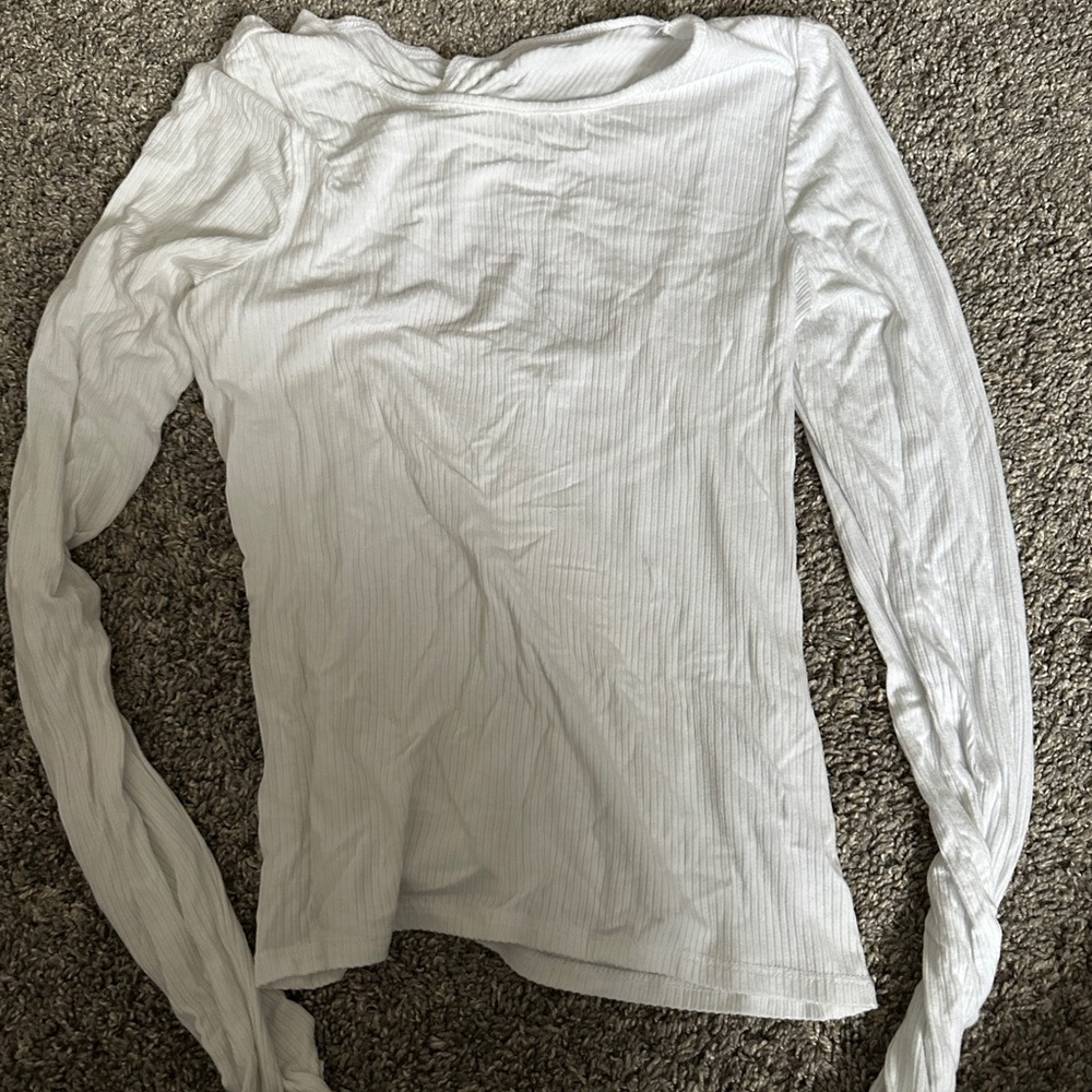 Hollister Long Sleeve White Cropped Fitted Tee with back design